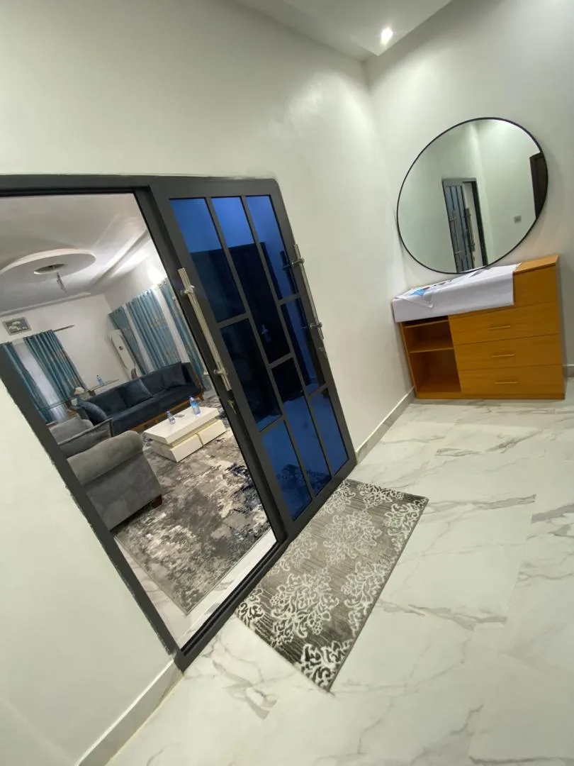 APPARETEMENT MEUBLE DEUX CHAMBRES SALON AKPAKPA