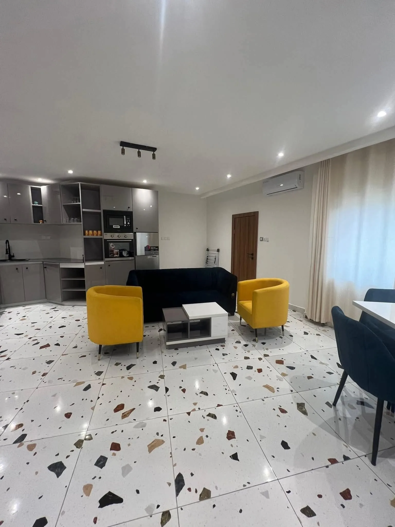 APPARTEMENT MEUBLÉ DE 2 CHAMBRES SALON SITUÉS FACE À LA MER FIDJROSSÈ PLAGE