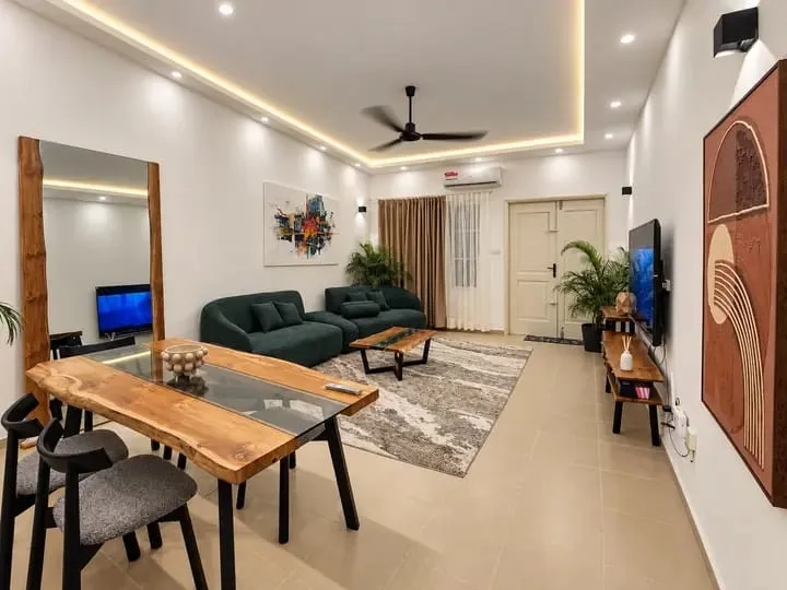 APPARTEMENT MEUBLÉ DE DEUX CHAMBRE AU 2EME ÉTAGE À FIDJROSSE AKOGBATO PRÈS DE LA PLAGE 