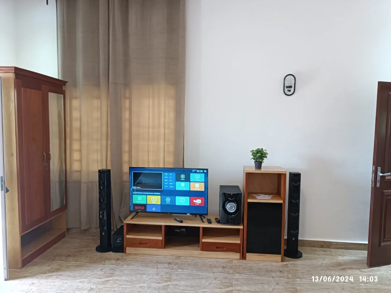 Appartement studio meublé avec une vaste terrasse à Fidjrossè derrière l'église catholique à 2 mn de la plage