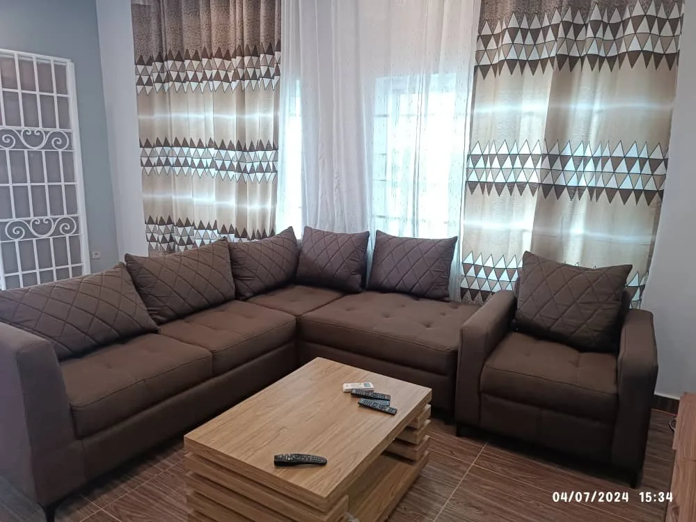 Disponible une maison entrée personnelle de 2 chambres-Salon meublée à Fidjrossè 