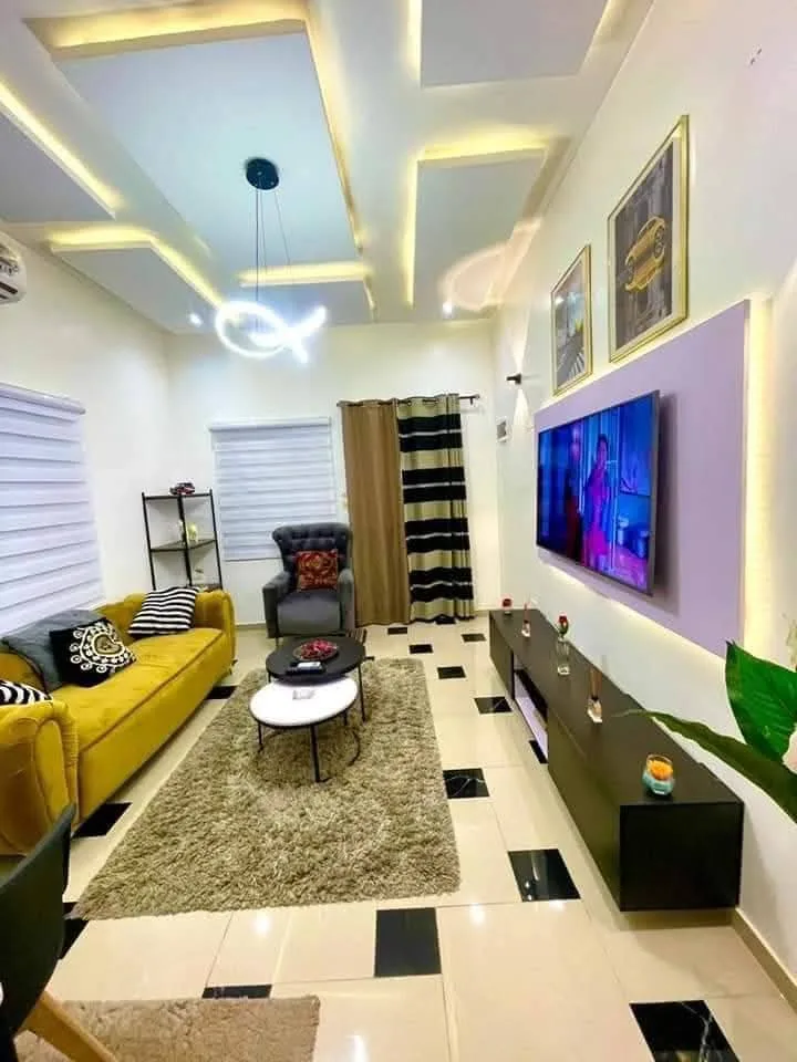 APPARTEMENT MEUBLÉ   UNE  CHAMBRES SALON à COTONOU SITUÉ à FIDJROSSE 