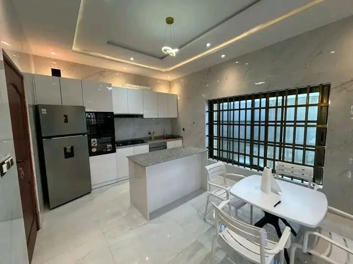   APPARTEMENT MEUBLE DE DEUX CHAMBRES SALON FIDJROSSÈ TOGBIN PLAGE 