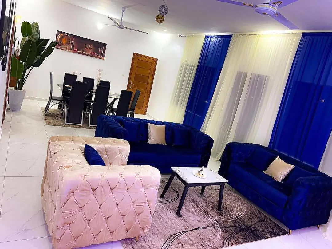 𝐃𝐄𝐒 𝐀𝐏𝐏𝐀𝐑𝐓𝐄𝐌𝐄𝐍𝐓𝐒 𝐌𝐄𝐔𝐁𝐋É DE 2 CHAMBRES SALON À 𝐅𝐈𝐃𝐉𝐑𝐎𝐒𝐒È 𝐏𝐋𝐀𝐆𝐄 