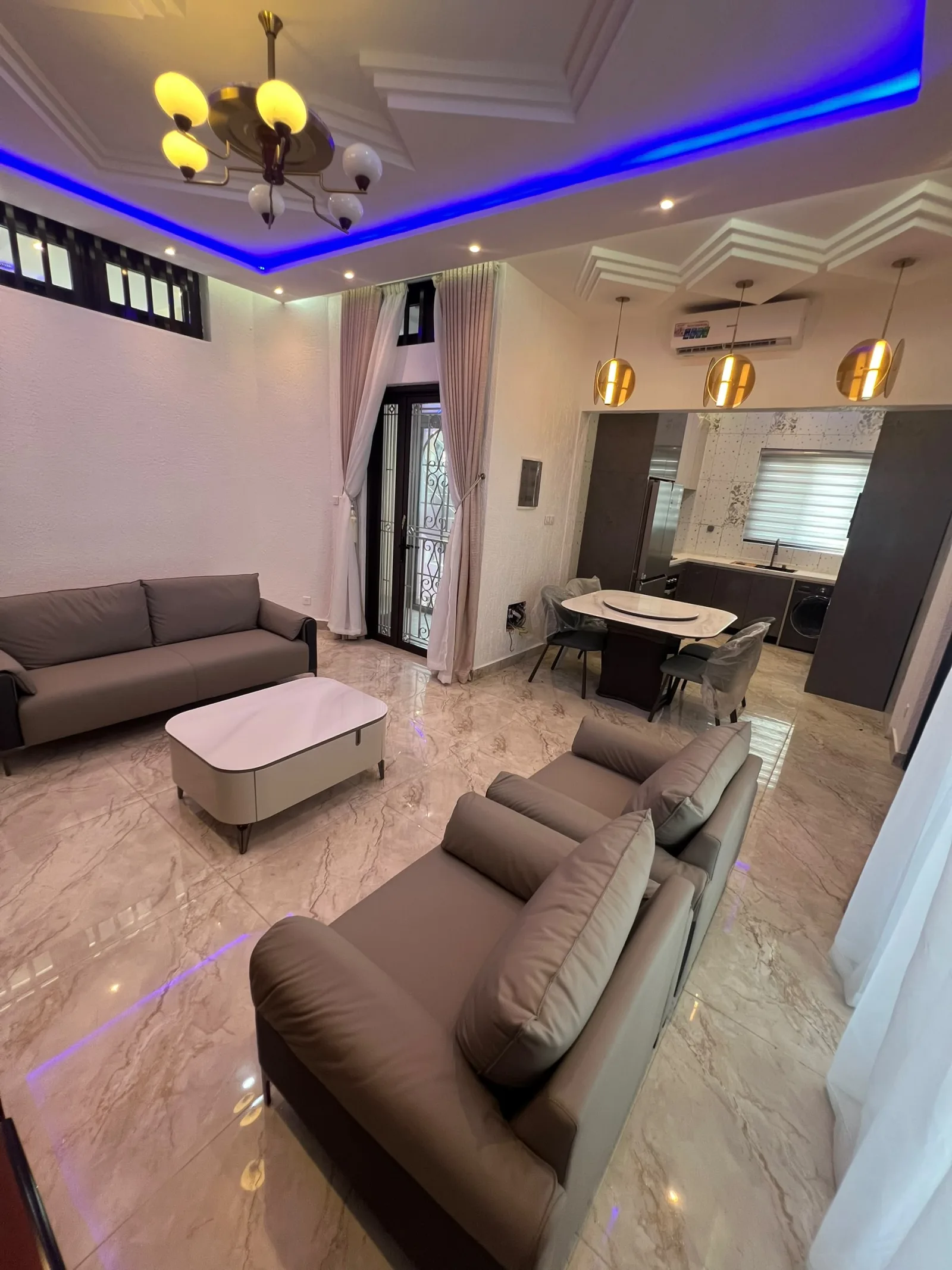 APPARTEMENT MEUBLÉ DE TROIS CHAMBRE SALON AU 2EME ÉTAGE À FIDJROSSE 100m DE L'ÉCOLE MANOËL TALON