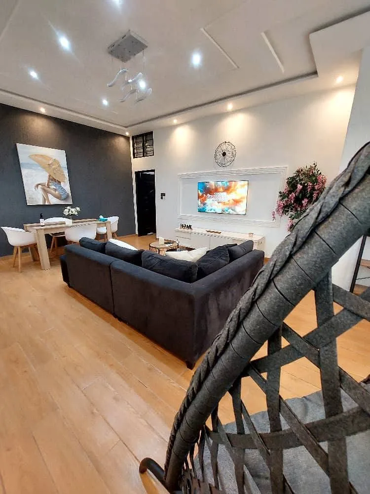 Appartement meublé 2 chambres avec terrasse — Fidjrossè