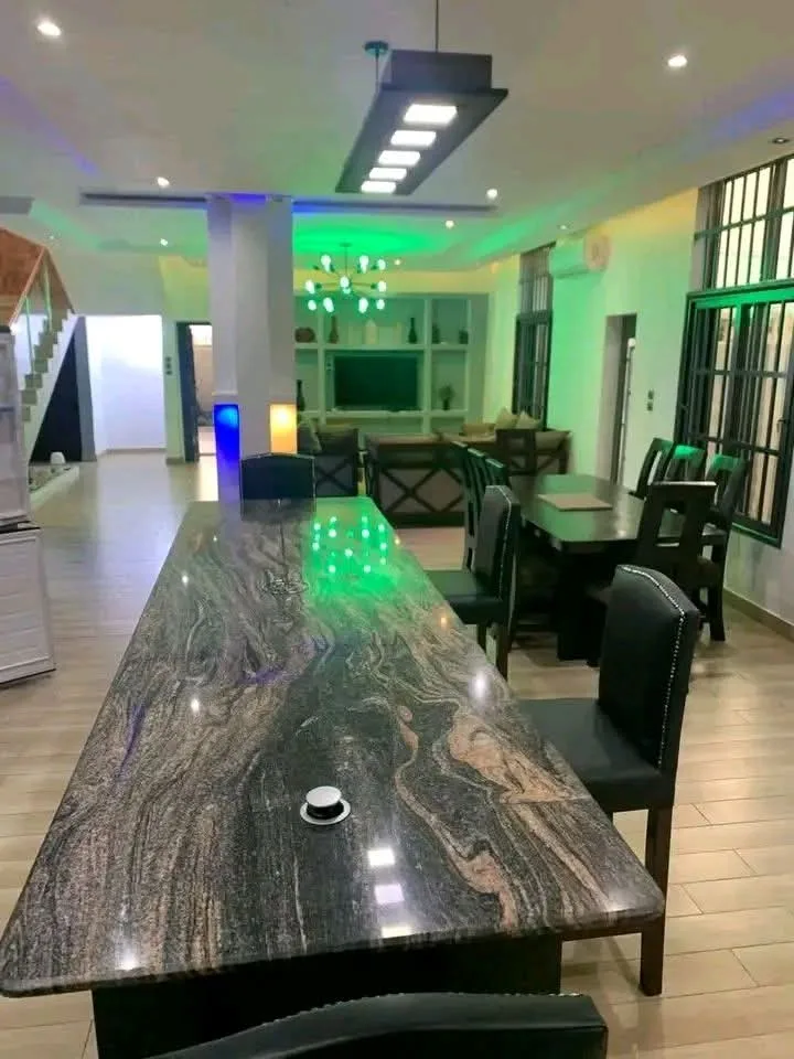 VILLA MEUBLÉE DE 5 CHAMBRES 2 SALONS A COTONOU FIDJROSSÈ 