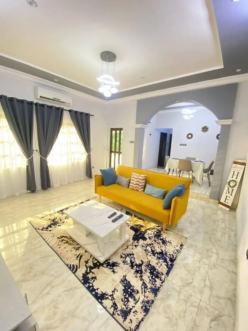 UNE CHAMBRE SALON À FIDJROSSÈ PLAGE 