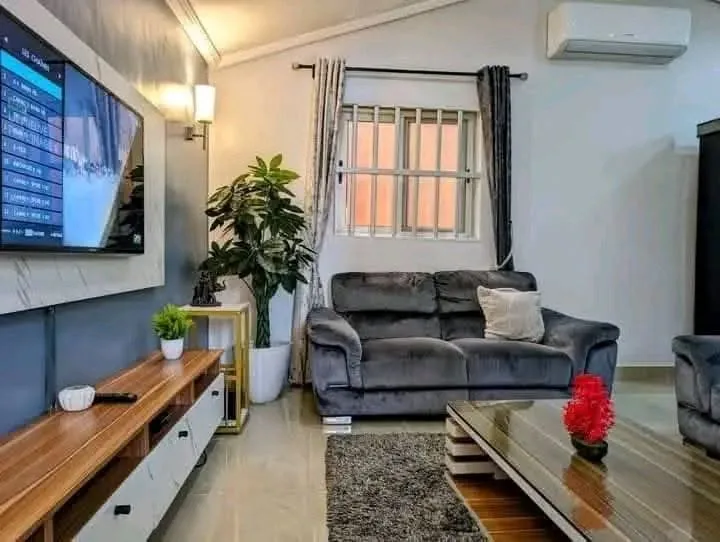 VILLA PLAIN PIED MEUBLÉE DE 3 PIÈCES À LOUER À COTONOU FIDJROSSÈ 