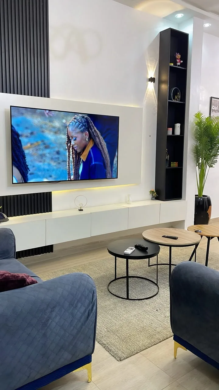 APPARTEMENT MEUBLÉ D'UNE CHAMBRE SALON ENTRÉE PERSONNELLE À LOUER À COTONOU FIDJROSSE CALVAIRE 