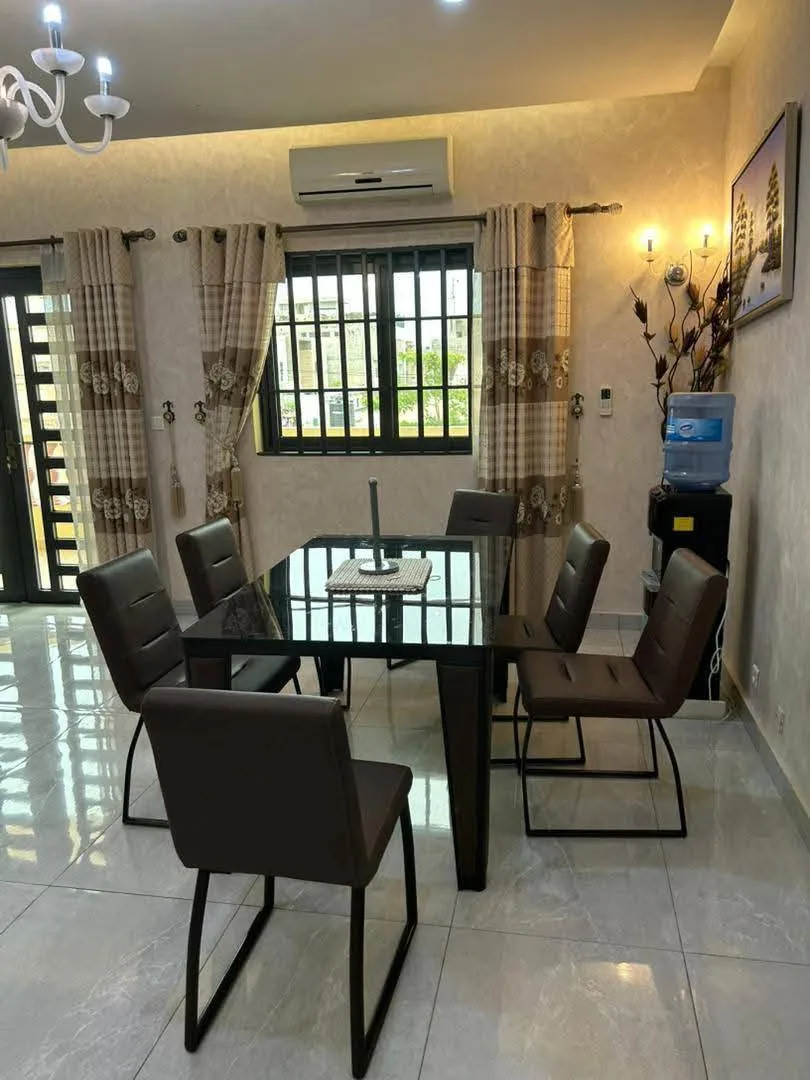 𝗔𝗣𝗣𝗔𝗥𝗧𝗘𝗠𝗘𝗡𝗧 𝗠𝗘𝗨𝗕𝗟É 𝗗𝗘 3 𝗖𝗛𝗔𝗠𝗕𝗥𝗘𝗦 𝗦𝗔𝗟𝗢𝗡 À 𝗙𝗜𝗗𝗝𝗥𝗢𝗦𝗦È 𝗔𝗩𝗘𝗖 𝗨𝗡𝗘 𝗘𝗡𝗧𝗥É𝗘 𝗣𝗘𝗥𝗦𝗢𝗡𝗡𝗘𝗟𝗟𝗘