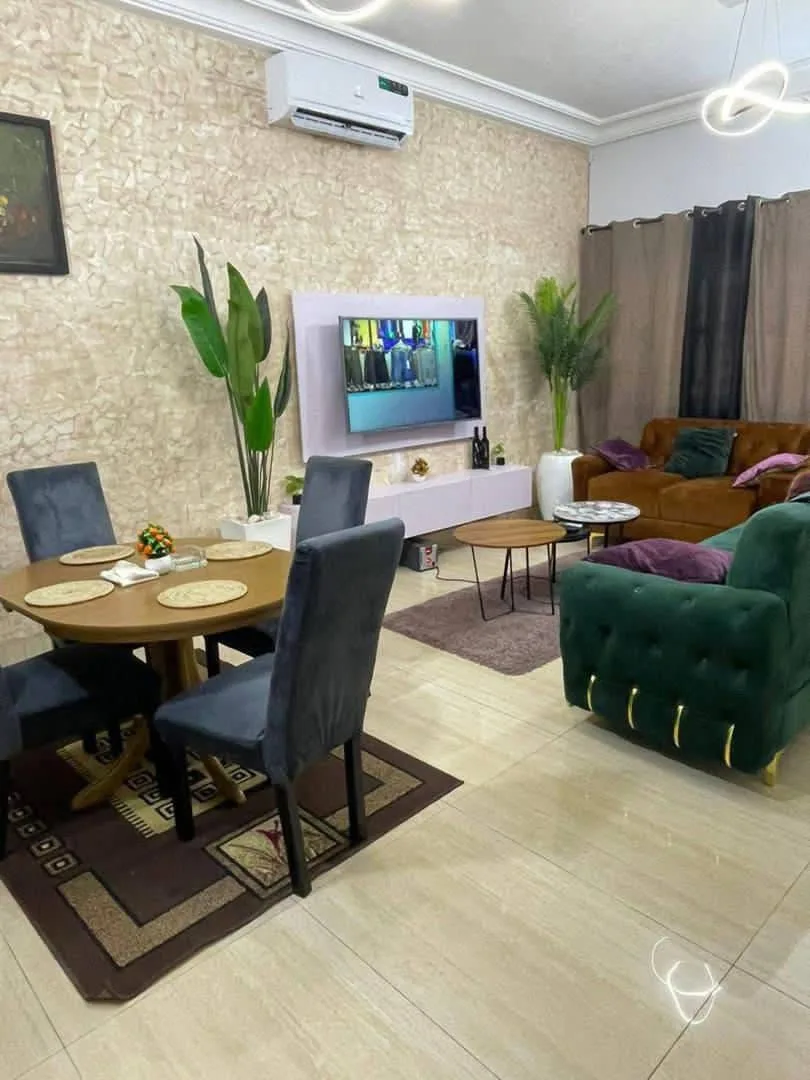 APPARTEMENT MEUBLÉ DE 2 CHAMBRES & SALON - ZONE ÉGLISE CATHOLIQUE DE AKPLOMEY - AGLA