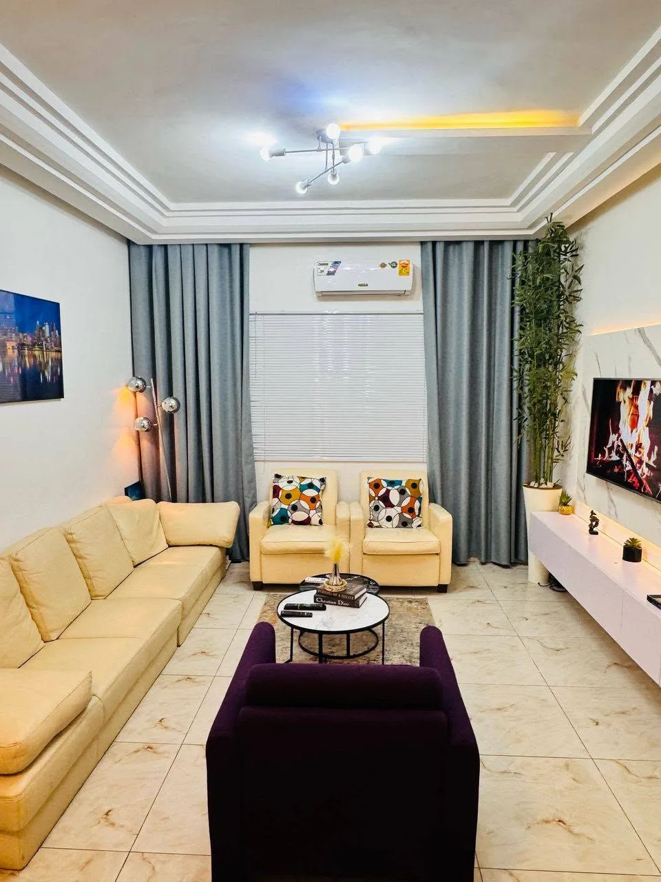 𝐀𝐏𝐏𝐀𝐑𝐓𝐄𝐌𝐄𝐍𝐓 𝐌𝐄𝐔𝐁𝐋É 𝐃𝐄 𝟐 𝐂𝐇𝐀𝐌𝐁𝐑𝐄𝐒 𝐒𝐀𝐋𝐎𝐍 À 𝐀𝐊𝐎𝐆𝐁𝐀𝐓𝐎 